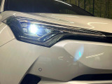 【LEDヘッドライト】悪天候や夜間走行時も良好な視界を確保し安心して運転できる高輝度LEDヘッドライトを装備!点灯速度が早く、消費電力も抑えられています。