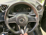 握りやすい形状で、運転席から自然に手を伸ばせるステアリングです。スポーク部分には複数のスイッチが備わり、手元で扱える機能が充実。日々の運転を快適にサポートする装備です。