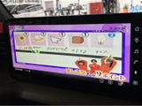 テレビ番組を画面で楽しめる装備です。停車中の待ち時間などに映像を視聴でき、車内で過ごす時間の楽しみを広げてくれます。