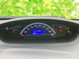 速度やエンジン回転数、燃料残量などを運転席から見やすく確認できる配置です。中央の表示も視線を大きく動かさず把握しやすく、日々の運転をサポートします。