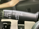 レバーにはフロントとリアのワイパー操作表示がまとまり、雨天時などに必要な設定を確認しやすい仕様です。表示を見ながら操作できるため、天候の変化にも対応しやすく安心です。