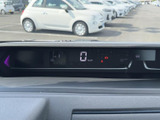 速度や各種表示をまとめて確認できるメーター廻りで、運転中も必要な情報を把握しやすい配置です。表示が視界に入りやすく、出発前の確認から日々の運転まで役立ちます。