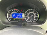 速度計や各種表示がひとまとまりに配置され、運転中も必要な情報を視線の移動を抑えて確認しやすい構成です。文字や目盛りが見分けやすく、走行状況を把握したい日常の運転を支えます。