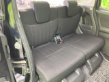後席は横並びで座れるベンチタイプで、背もたれにはヘッドレストを備えています。ドア開口部が大きく乗り降りしやすいため、ご家族や同乗者にも使いやすい空間です。
