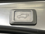 【パワーバックドア】スマートキーや運転席のボタンを押すだけでリアゲートが自動で開閉します!荷物を持っている時や、高い位置にあるバックドアを閉める際に便利な機能です♪