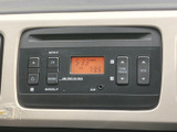 中央の表示部と周囲のボタンがまとまっており、運転席から内容を確認しやすい配置です。ラジオやCDなどに対応したオーディオで、日々の移動中にも活用できます。