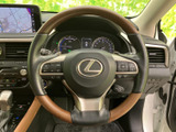 ステアリングには複数のスイッチが配置され、手元で車内の機能を操作しやすい造りです。握ったまま各種操作に移りやすく、運転中に視線を大きく動かさず使える点も日常で便利なポイントです。