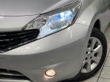 【LEDヘッドライト】悪天候や夜間走行時も良好な視界を確保し安心して運転できる高輝度LEDヘッドライトを装備!点灯速度が早く、消費電力も抑えられています。