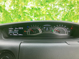 速度や燃料残量などの表示を運転席から確認できるメーター廻り。中央部にはシフト位置も表示され、必要な情報をまとめて把握しやすいレイアウトです。