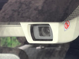 【アイサイトVer2】前方の車両等を検知し、衝突しそうな時は警報で注意を促し、ブレーキを踏む力をサポート。ブレーキを踏めなかった場合は衝突被害軽減ブレーキが作動、衝突回避をサポートします。