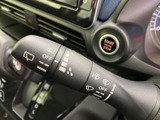 表示がレバー上にまとまり、運転席から目に入りやすい配置です。必要な操作を確認しやすく、天候の変化にも対応しやすい装備です。