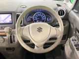 インテリアに合わせたデザインのステアリングは、運転される方のことも考え、運転しやすい形状、大きさです。是非一度、実際に触ってお確かめください。