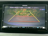 後方の映像に目安となるガイド線が表示され、駐車時に車両と周囲の位置関係を確認しやすくなります。画面で後方を把握しながら、駐車スペースへ入れる際の目安として活用できます。