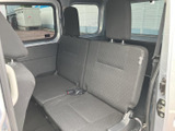 後席は横並びの座席で、窓が複数あるため車内から外の様子を見渡せます。背もたれと座面にゆとりのある配置で、複数人でのお出かけにも使いやすい空間です。