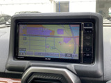 画面上に地図情報が表示され、周辺の道路や目的地を確認しながら移動できます。画面脇には各種ボタンがまとまり、必要な操作を見つけやすい配置です。日々のお出かけに活用できます。