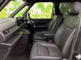 前席はゆったりとした座面と背もたれで、運転席・助手席ともに落ち着いて過ごせる空間です。前方の見通しも良く、乗る方を選ばず使いやすい室内レイアウトが魅力です。