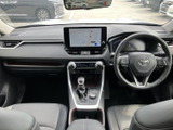 運転席まわりはメーターや中央の画面が見渡しやすく、前方の視界も広々としています。操作部が中央にまとまった配置で、日常の運転中も必要な情報を確認しやすい室内です。