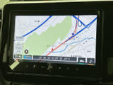 地図上に道路や周辺地域が表示され、現在地や目的地までの道順を確認する際に便利です。画面内の案内を見ながら、慣れない場所への移動にも活用できます。