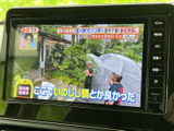 テレビ番組を画面に表示でき、停車中の待ち時間などに映像を視聴できます。画面上で番組内容を確認できるため、同乗者と過ごす時間の楽しみが広がる便利な装備です。