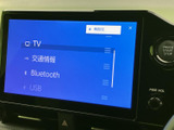 画面にはテレビや交通情報、Bluetooth、USBなどの項目が並び、使いたい機能を選びやすい表示です。メニューが整理されているため、目的の項目を見つけやすく、日常の利用にも便利です。