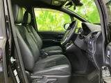 運転席と助手席は身体を受け止める形状で、落ち着いて座れる空間です。前方やサイドの視界も確保され、乗り降りしやすいドア開口とともに日常使いを支えます。