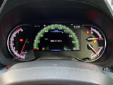 速度や燃料残量などの情報が運転席正面にまとまり、走行中も視線を大きく移さず確認できます。表示と目盛りが見分けやすく、日々の運転に必要な情報を把握しやすい配置です。