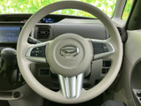 手元にオーディオ操作用のスイッチを備え、運転姿勢のまま必要な操作に手が届きやすい仕様です。握りやすい形状で、毎日の運転をサポートしてくれます。