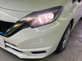 【LEDヘッドライト】悪天候や夜間走行時も良好な視界を確保し安心して運転できる高輝度LEDヘッドライトを装備!点灯速度が早く、消費電力も抑えられています。