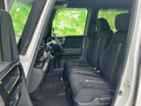 前席は運転席と助手席が並び、足元にもゆとりを感じられる室内です。大きな窓から周囲を確認しやすく、乗り降りの際も座席へアクセスしやすい配置。毎日の通勤やお出かけにも使いやすい空間をご覧ください。