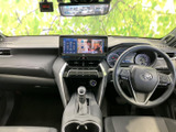 運転席まわりはメーターや画面が見渡しやすく、前方の視界も広々としています。落ち着いた色調のシートとゆとりある空間で、毎日の運転を快適にお過ごしいただけます。