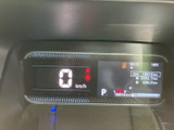 速度やシフト位置などの情報が一画面にまとまり、運転席から確認しやすい表示です。必要な情報をひと目で把握しやすく、日常の運転を安心して支えてくれます。