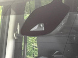 【エマージェンシーブレーキ】走行中に前方の車両等を認識し、衝突しそうな時は警報とブレーキで衝突回避と被害軽減をアシスト。より安全にドライブをお楽しみいただけます。