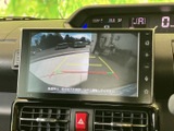 後方の映像に加えてガイド線も表示され、駐車時の後方確認をサポートします。周囲を目視で確認しながら、車庫入れや狭い場所での取り回しにお役立てください。