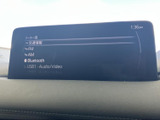 FMやAM、Bluetooth、USBなど複数の音源を画面から選べるため、好みの接続方法に合わせて車内で音楽を楽しめます。表示が整理され、選択内容も確認しやすい構成です。