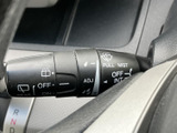 レバーには複数の表示がまとまり、運転席から機能を確認しやすい配置です。手元で操作を行えるため、天候や視界の状況に応じて使い分けしやすい装備となっています。