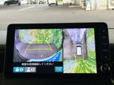 後方と車両周囲の映像を画面で確認でき、駐車時の周辺把握をサポートします。ガイド表示もあり、駐車スペースへの出し入れや切り返しの際に役立つ装備です。