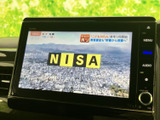テレビ番組をモニターで視聴できる装備です。お出かけの待ち時間など、停車中に映像を楽しみたい場面で活用いただけます。番組表示の内容も画面から確認できます。