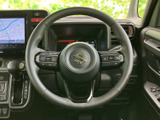 手元に複数のスイッチを備え、前方から大きく視線を外さずに各種操作へアクセスしやすい配置です。メーターや画面と組み合わせて使いやすく、運転席まわりの操作をまとめて行えます。