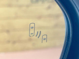 【ブラインドスポットモニター】走行中、ドアミラーの死角になりやすい箇所に後続車が接近するとサイドミラーのレンズに警告を表示!ドライバーに注意喚起をしてくれます。