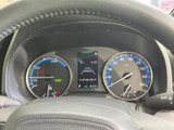 速度計や各種表示がまとまっており、運転中に必要な情報を確認しやすい配置です。中央のディスプレイには走行支援に関する表示も見られ、視線を大きく動かさず情報を把握できます。