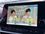 テレビ番組を画面で楽しめる装備を備えています。停車中の待ち時間などに映像をご覧いただけるため、車内で過ごす時間をより快適に活用していただけます。