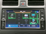 iPodやラジオ、テレビ、CD、USBなどのメニューが並び、使いたい音源を画面から選べます。交通情報やドライブレコーダーの項目もあり、日々の移動に合わせて活用しやすい装備です。