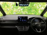 運転席から前方を見渡しやすく、周囲の状況を確認しやすいレイアウトです。ゆったりとしたシートと見やすくまとめられた表示部が、毎日の運転を心地よく支えてくれます。