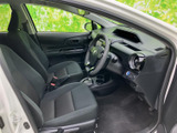 前席はゆとりを感じる座面形状で、運転席からの見通しにも配慮された空間です。周囲の窓から光が入り、車内を明るく感じられます。乗り降りの際にもシートや足元を確認しやすく、普段使いに取り入れやすい室内です。