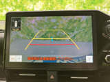 後方の映像に加えて進路の目安となるガイド線も表示され、駐車時の後方確認をサポートします。周囲を目視で確認しながら活用でき、車庫入れや狭い場所での切り返しにも便利です。