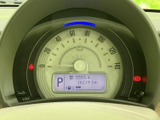 速度計と中央の表示部がまとまっており、運転に必要な情報を確認しやすい配置です。シフト位置や燃料残量なども表示され、出発前や停車時の確認に役立ちます。