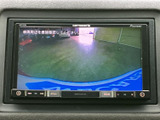 車両後方の様子を画面で確認でき、駐車時など周囲の状況を把握したい場面で便利です。目視での確認と合わせて活用できるため、車庫入れや切り返しの際にも心強い装備です。