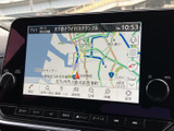 画面には地図と現在地周辺の情報が表示され、目的地までの道順を確認しやすい仕様です。タッチ操作で必要な情報を確かめながら、日々の移動をサポートします。