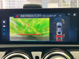 後方の映像に加え、車両周囲を上から見た表示も確認でき、駐車時の安全確認をサポート。ガイド線や周囲の距離表示を活用しながら、車庫入れや切り返しを行えます。