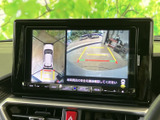 後方の映像に加えて俯瞰表示も確認でき、駐車時に車両と周囲の位置関係を把握しやすい画面です。ガイド表示を目安に、バックでの駐車や切り返しをサポートします。